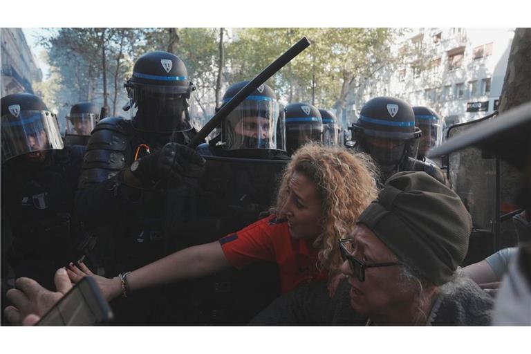 Paris: Polizisten und Demonstranten prallen bei Protest gegen Sparpläne aufeinander.