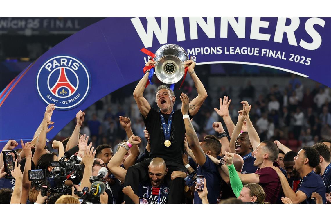 Bilder des Tages Paris Saint-Germain Fußball-Trainer Luis Enrique jubelt mit dem Champions League Pokal nach dem Sieg im Finale.