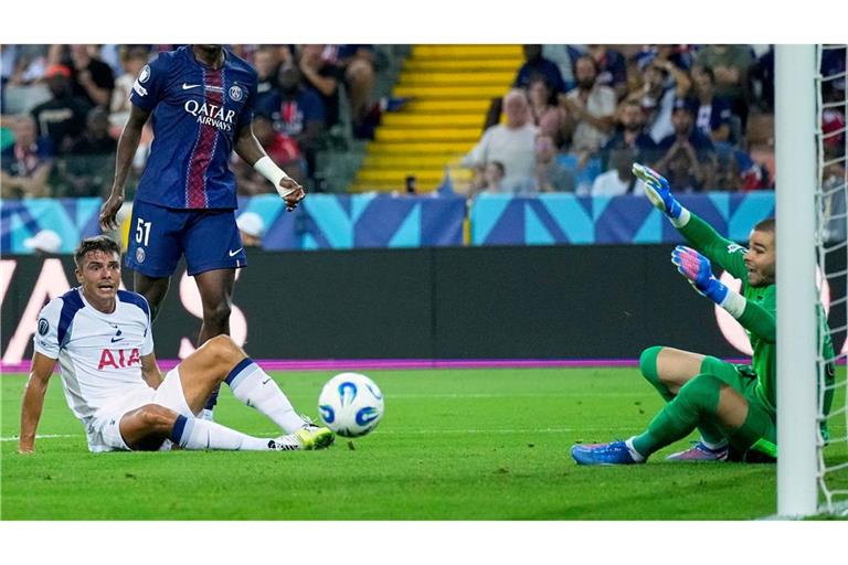 Paris-Torwart  Lucas Chevalier beim Gegentor zum 0:1 durch den ehemaligen Wolfsburger Micky van de Ven.