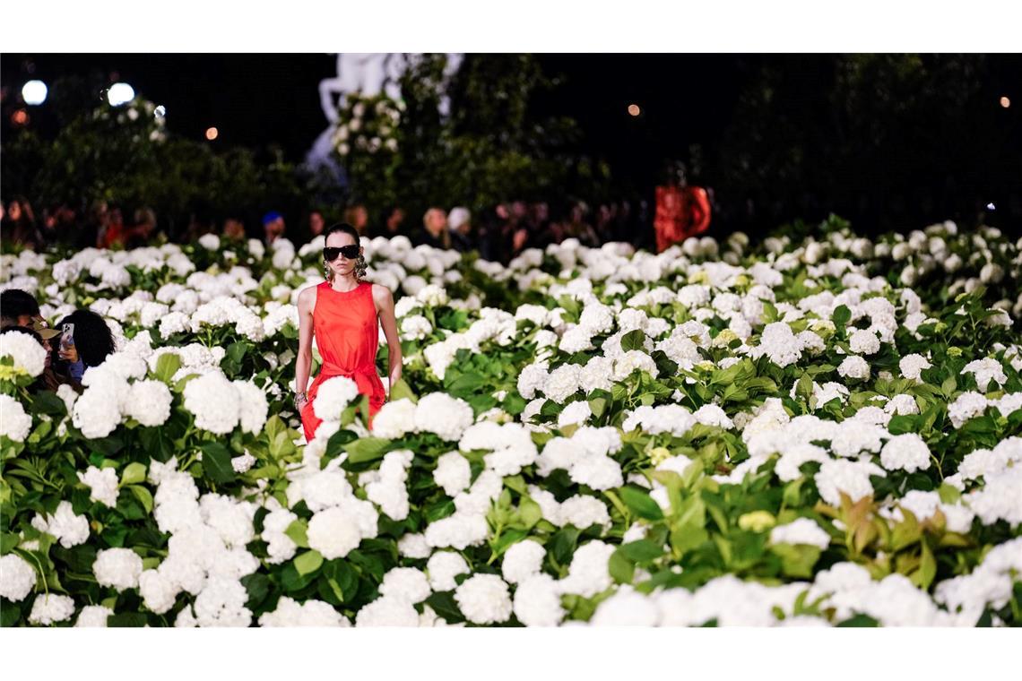 Pariser Laufsteg zwischen Blumen: Saint Laurent zeigt Frühjahr/Sommer-Kollektion 2026