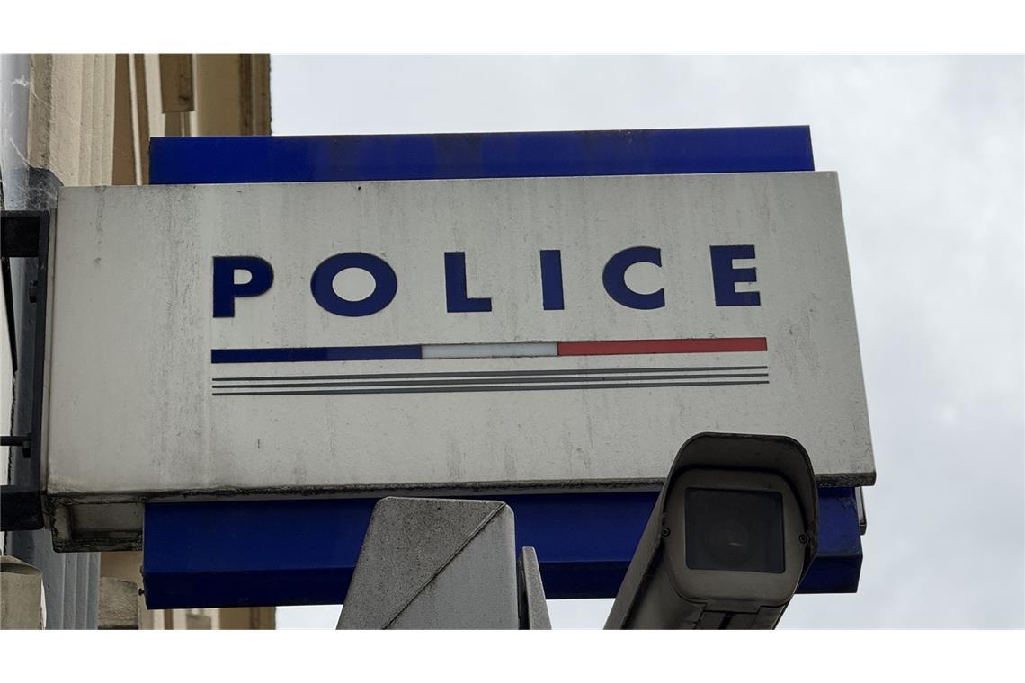 Mann in Paris hat Schmuck für 10 Millionen Euro in Unterhose Pariser Polizisten haben bei einer Kontrolle in einem Bahnhof einen Reisenden festgenommen. (Symbolbild)