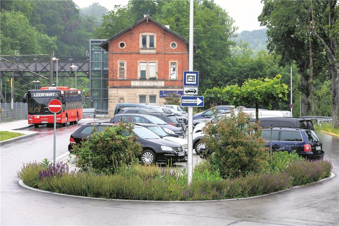 Parken soll weiterhin kostenlos bleiben Park and ride wird gefördert: Die Anlage beim Bahnhof Kirchberg soll gebührenfrei bleiben, ist die Haltung der Gemeinde. Auch der Verband Region Stuttgart möchte sichergehen, dass der öffentliche Nahverkehr attraktiv bleibt. Er will verhindern, dass Autofahrer bei eventuell zu teuren Gebühren fürs Parken am Bahnhof nicht mehr auf den ÖPNV umsteigen. Foto: A. Becher