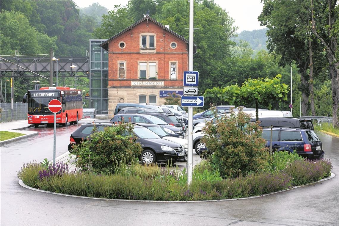 Park and ride wird gefördert: Die Anlage beim Bahnhof Kirchberg soll gebührenfrei bleiben, ist die Haltung der Gemeinde. Auch der Verband Region Stuttgart möchte sichergehen, dass der öffentliche Nahverkehr attraktiv bleibt. Er will verhindern, dass Autofahrer bei eventuell zu teuren Gebühren fürs Parken am Bahnhof nicht mehr auf den ÖPNV umsteigen. Foto: A. Becher