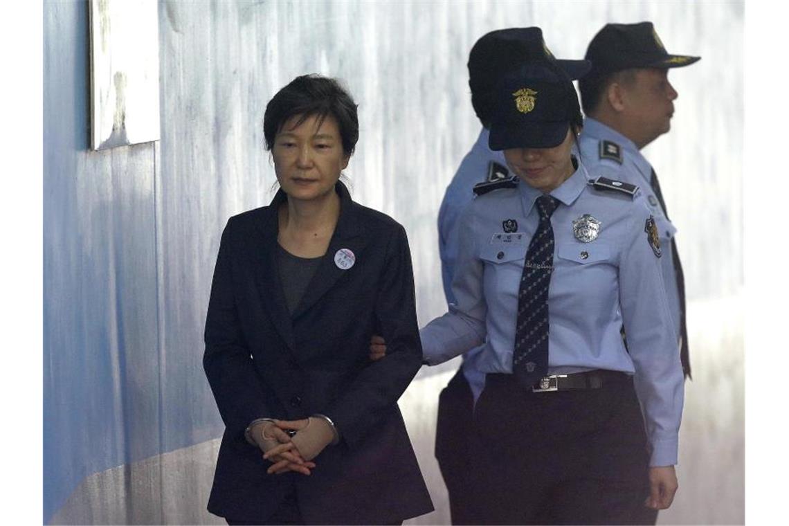 Gericht bestätigt Haftstrafe für Südkoreas Ex-Präsidentin Park Geun Hye, ehemalige südkoreanische Präsidentin, kommt 2017 zu einer Anhörung im Seoul Central District Court. Foto: Ahn Young-Joon/AP/dpa