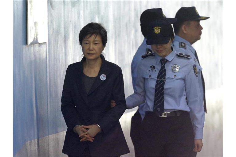 Park Geun Hye, ehemalige südkoreanische Präsidentin, kommt 2017 zu einer Anhörung im Seoul Central District Court. Foto: Ahn Young-Joon/AP/dpa