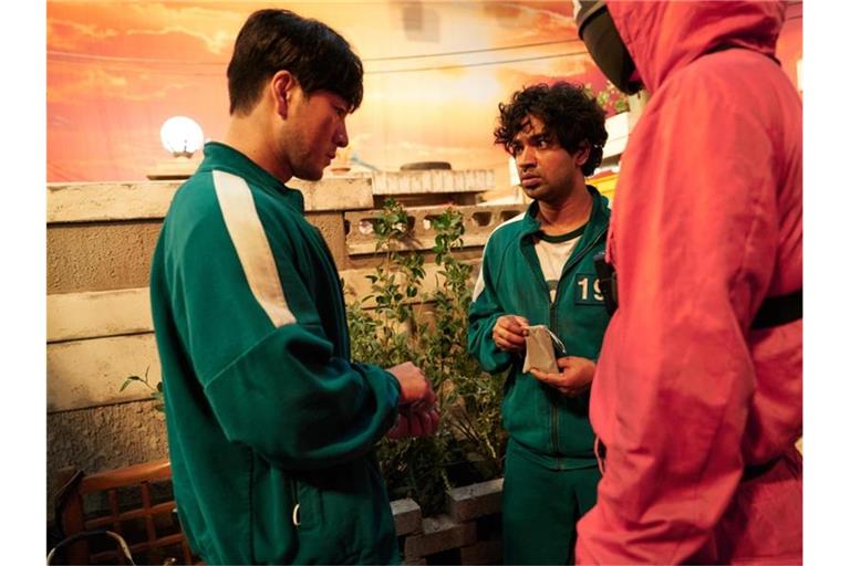 Park Hae-soo und Tripathi Anupam in Folge sechs der ersten Staffel der Serie „Squid Game“. Foto: Noh Juhan/Netflix/dpa