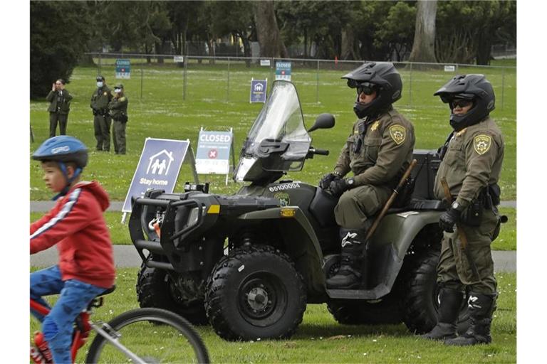 Park Ranger bewachen den Eingang des Golden Gate Parks. Foto: Ben Margot/AP/dpa