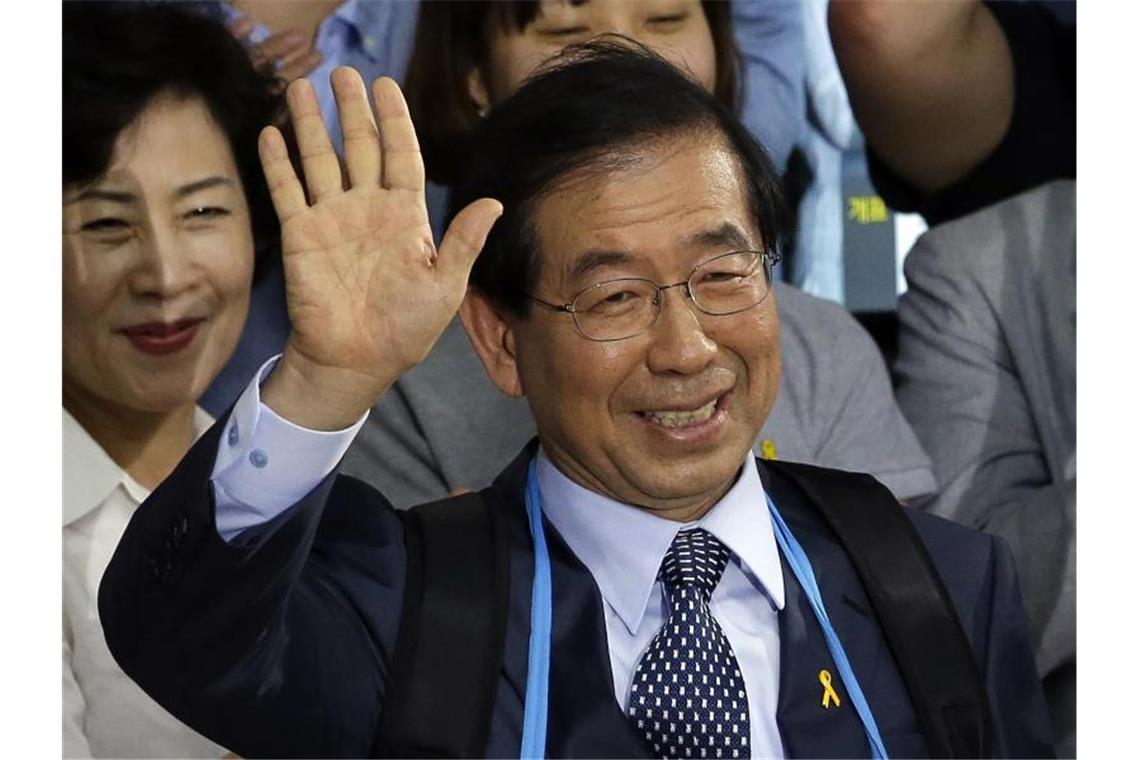 Bürgermeister von Seoul wird tot aufgefunden Park Won Soon, Bürgermeister von Seoul, feiert seine Wahl zum Bürgermeister im Jahr 2014. Foto: Lee Jin-Man/AP/dpa