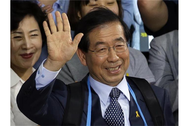 Park Won Soon, Bürgermeister von Seoul, feiert seine Wahl zum Bürgermeister im Jahr 2014. Foto: Lee Jin-Man/AP/dpa