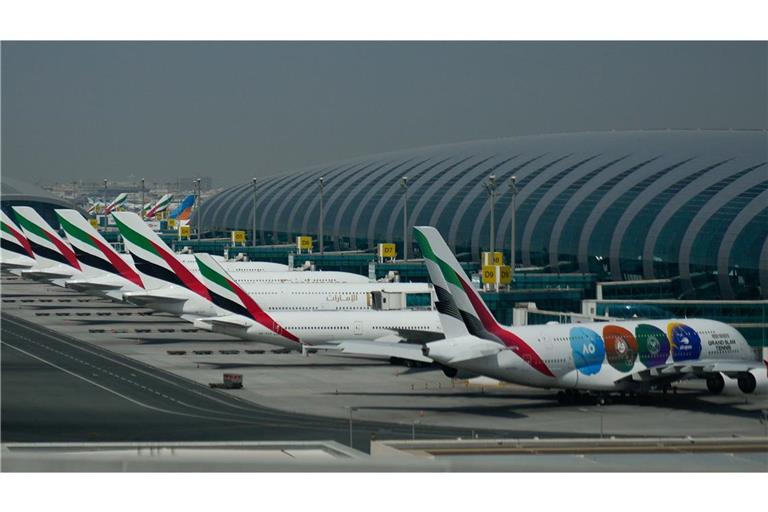 Parkende Emirates-Flugzeuge auf dem Dubai International Airport.