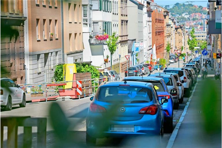 Parkplätze sind in Stuttgart rar. 2027 sollen sie auch für Anwohner teurer werden.