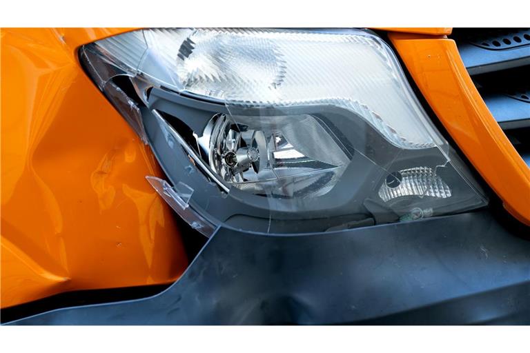 Parkrempler können bei modernen Autos schnell sehr teuer werden, beklagt der ADAC. (Archivbild)