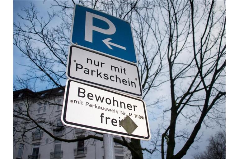 Parkzone für Anwohner: Besserverdienende sollen nach Ansicht des Autoverbandes VDA künftig mehr für Bewohnerparkausweise zahlen. Foto: Axel Heimken/dpa