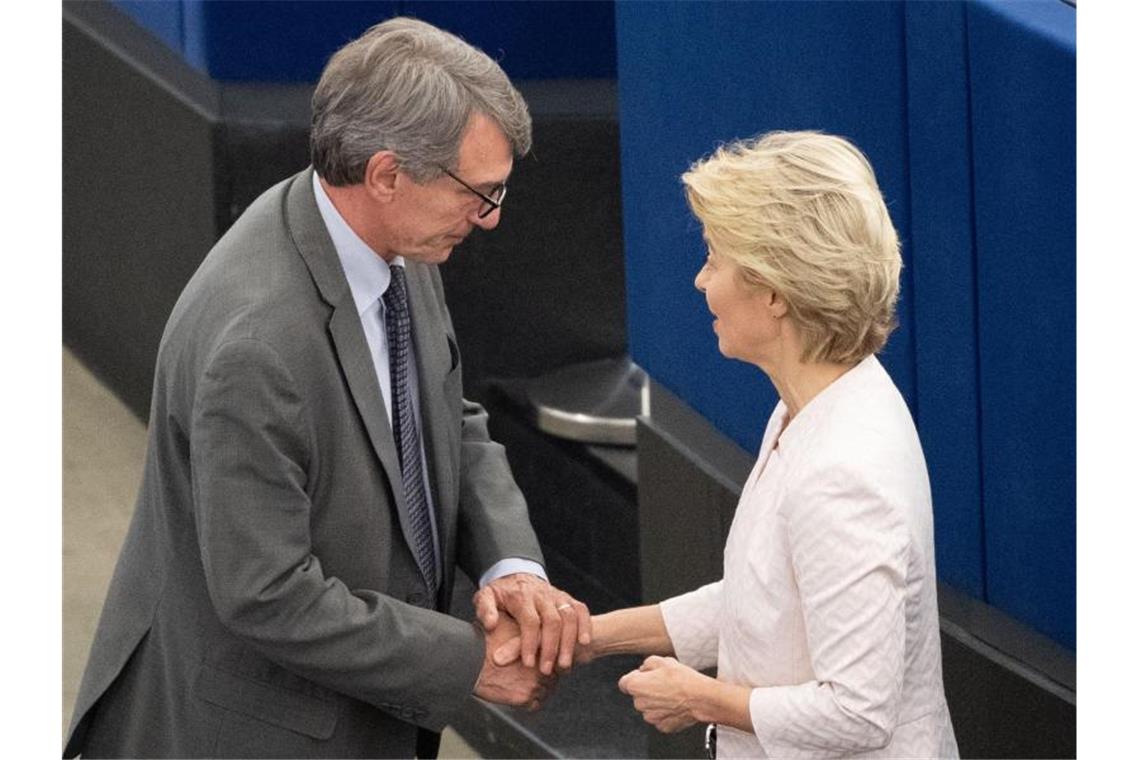 EU-Parlamentspräsident: Von der Leyen soll Tempo machen Parlamentspräsident David Sassoli und Ursula von der Leyen reichen sich die Hand. Foto: Marijan Murat