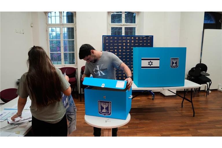 Parlamentswahl in Israel: 27.10.2026, Israel, Haifa: In einem Wahllokal werden im Vorfeld der Parlamentswahl Wahlurnen aufgestellt.