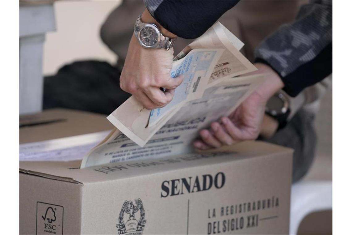 Linke geht gestärkt aus Parlamentswahl in Kolumbien hervor Parlamentswahl in Kolumbien. Foto: Fernando Vergara/AP/dpa