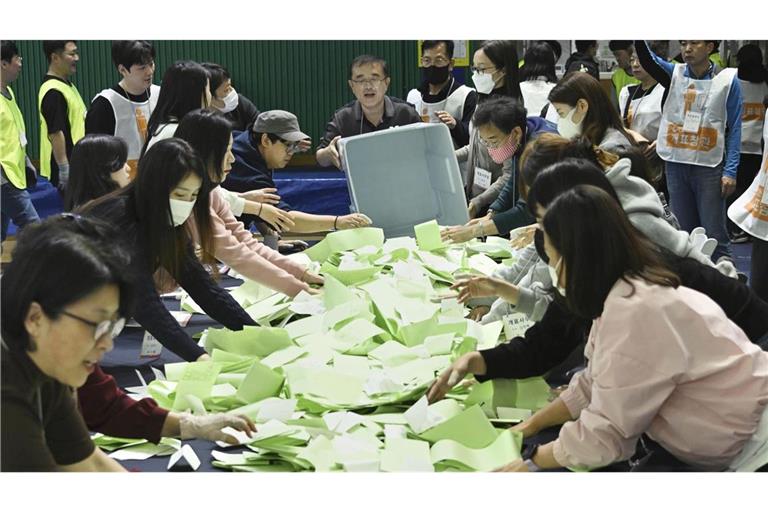 Parlamentswahl in Südkorea: Wahlbeamte zählen die Stimmen.
