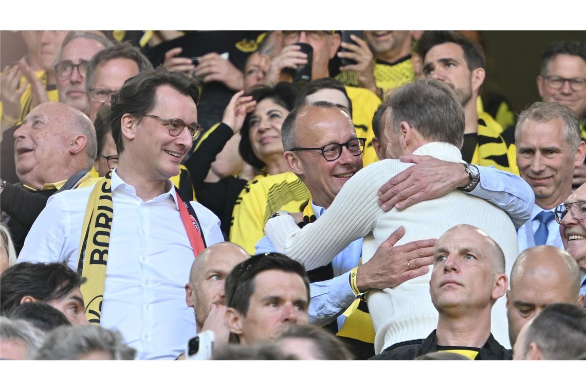 Watzke bei DFL wiedergewählt - Zuversicht durch Kanzler-Wort Partei- und BVB-Freunde: Friedrich Merz (Mitte) und Hans-Joachim Watzke (Archivfoto).