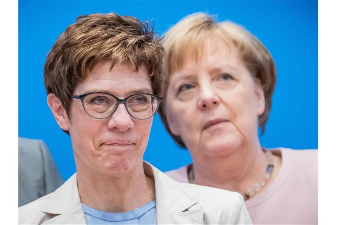 Union laut Emnid-Umfrage wieder stärkste Kraft Parteichefin und Kanzlerin: Annegret Kramp-Karrenbauer und Angela Merkel. Foto: Michael Kappeler