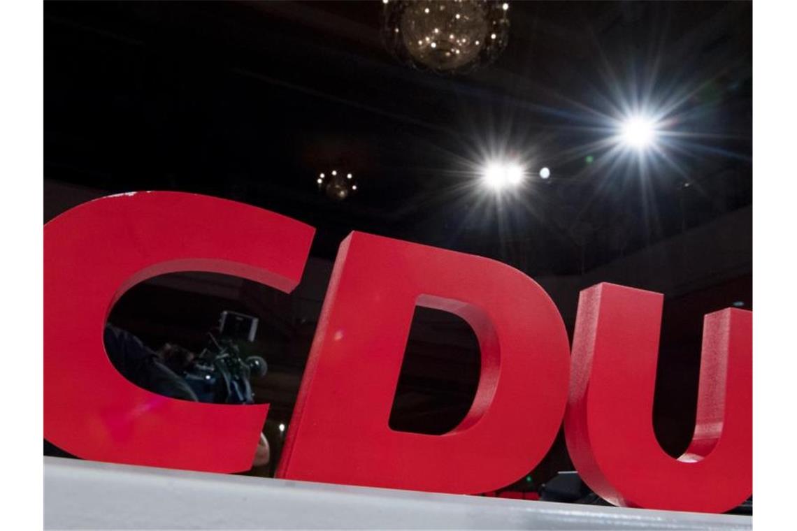 Fall Möritz: Kein Platz in der CDU mit Neonazi-Tattoo Parteilogo auf dem Landesparteitag der CDU Sachsen-Anhalt. Landeschef Holger Stahlknecht hat angegeben, dass der Kreispolitiker Robert Möritz in seinem jetzigen Zustand, mit Neonazi-Tattoo, nicht Mitglied der CDU sein könne. Foto: Hendrik Schmidt/zb/dpa