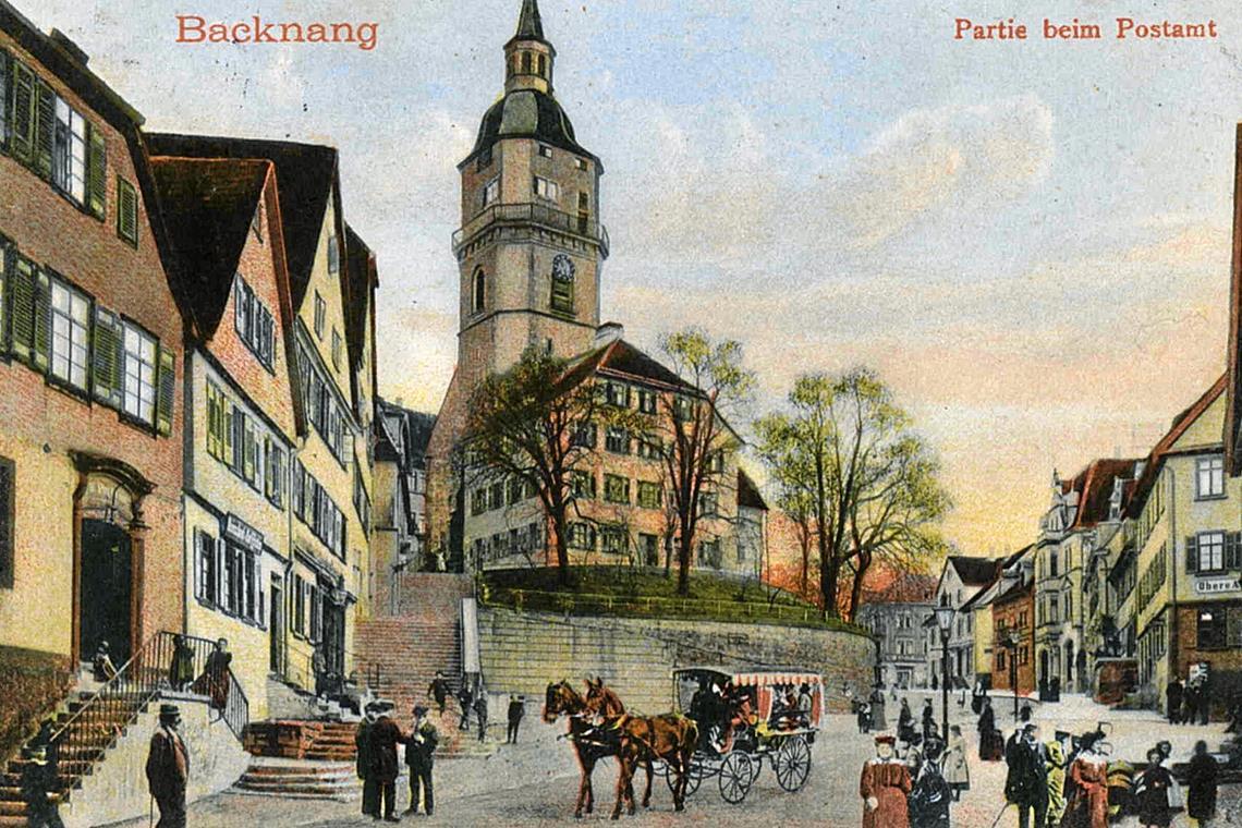 „Partie beim Postamt“ heißt der Titel dieser retuschierten Postkarte vom Backnanger Marktplatz. Repros: Haus der Geschichte Baden-Württemberg