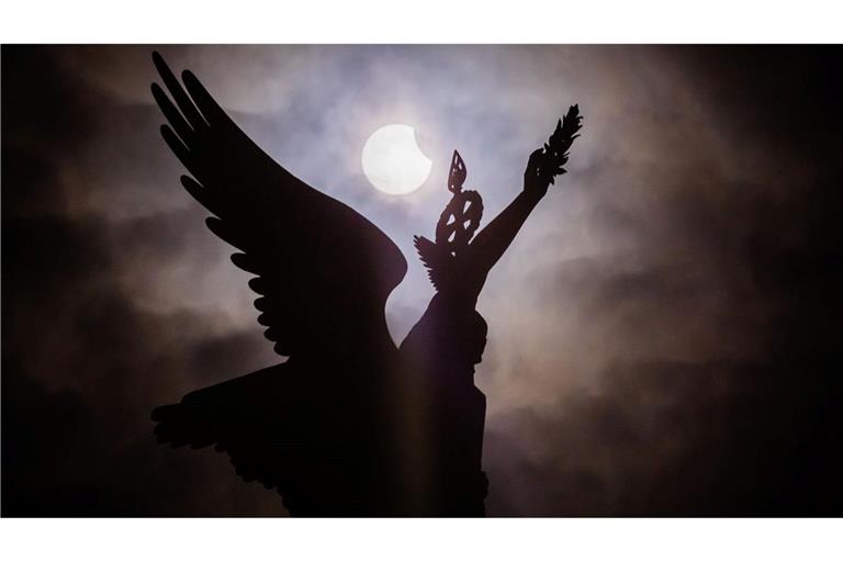 Partielle Sonnenfinsternis über der Siegessäule in Berlin