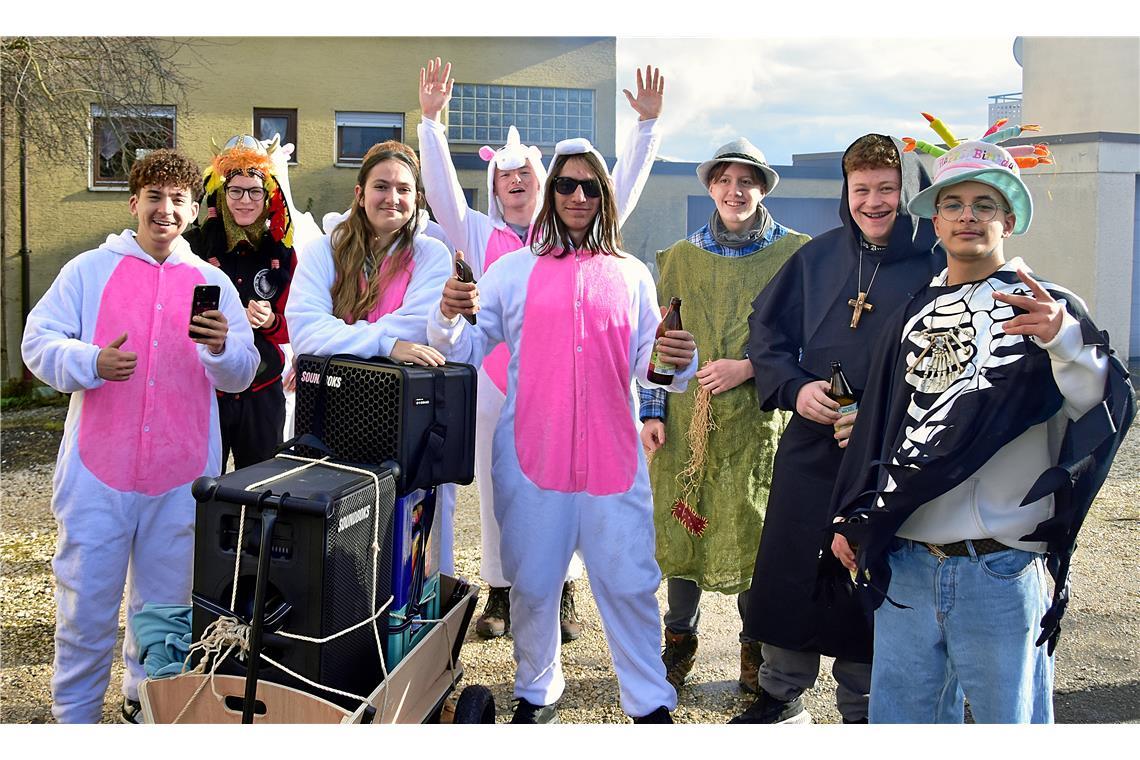 Party am Straßenrand. Faschingsumzug in Althütte. SK