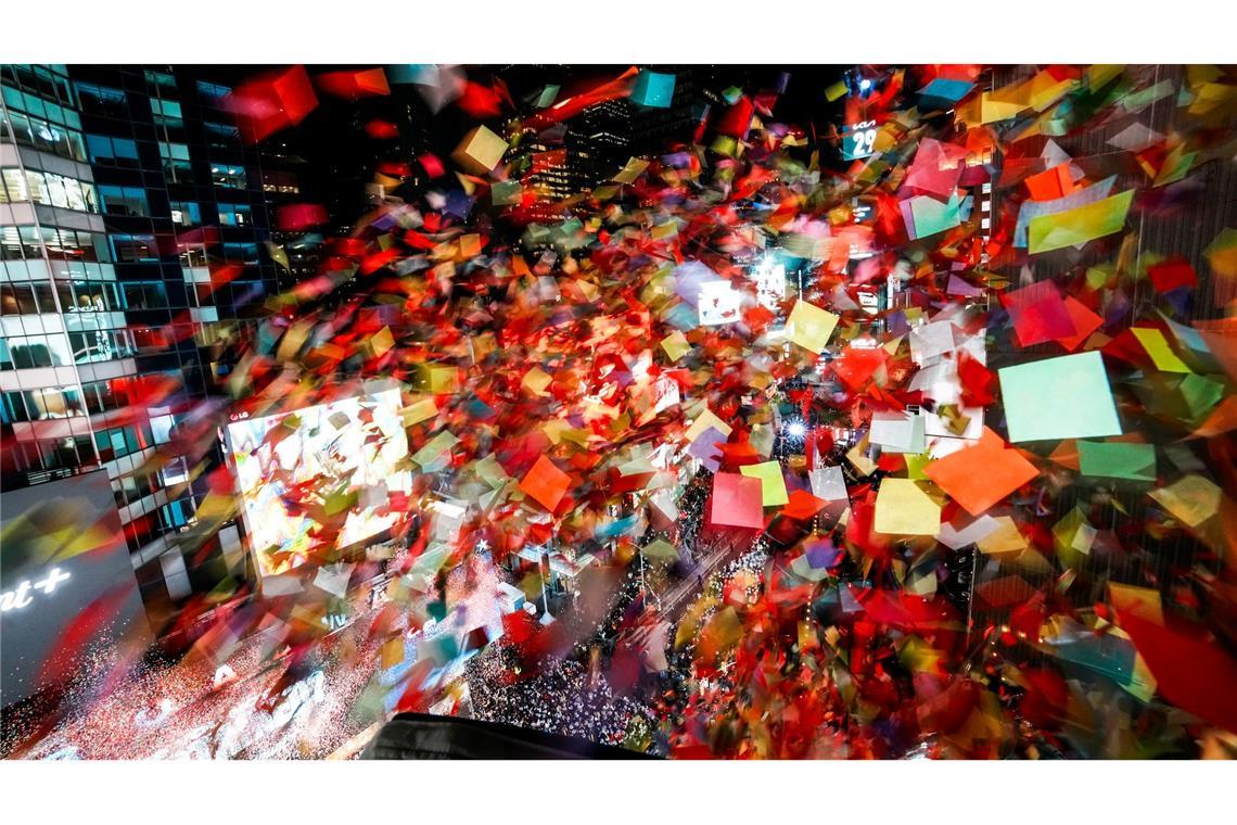 Party im Konfettiregen: New Yorker Times Square begrüßt das neue Jahr