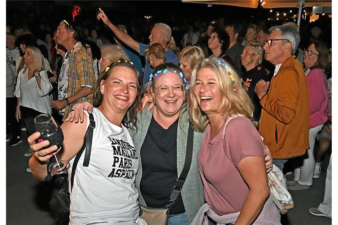 Party überall: London, Mailand, Paris, Aspach. So steht es zumindest auf dem Shi...