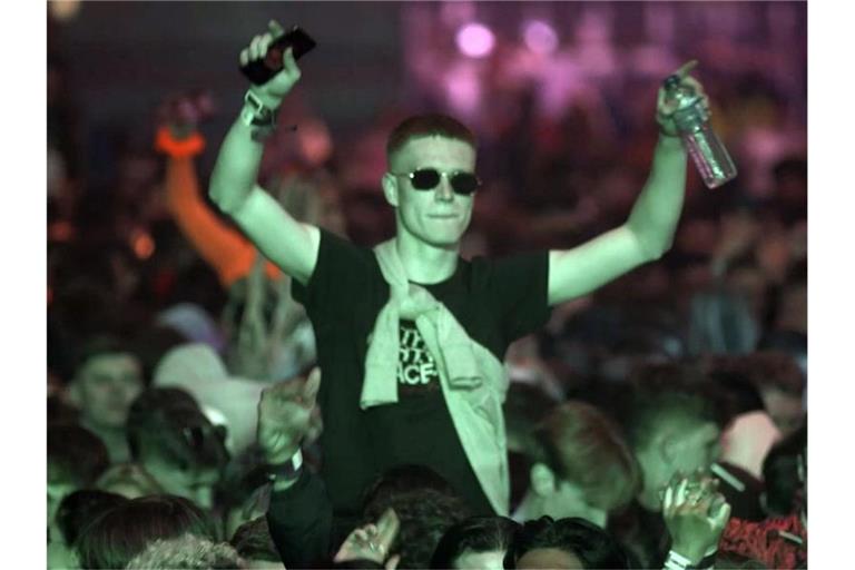 Partymachen als Pilotprojekt: Interessierte aus der Region konnten sich für die Club-Abende in Liverpool bewerben - jeweils 3000 Glückliche pro Abend dürfen ohne Maske und Abstand feiern. Foto: Richard Mccarthy/PA/dpa