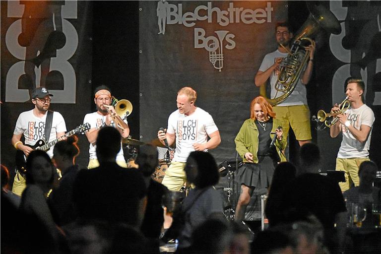 Partystimmung im Festzelt beim Schlossfest Ebersberg in Auenwald ist mit den Blechstreet Boys garantiert. Archivfoto: Tobias Sellmaier