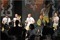 Partystimmung im Festzelt beim Schlossfest Ebersberg in Auenwald ist mit den Blechstreet Boys garantiert. Archivfoto: Tobias Sellmaier