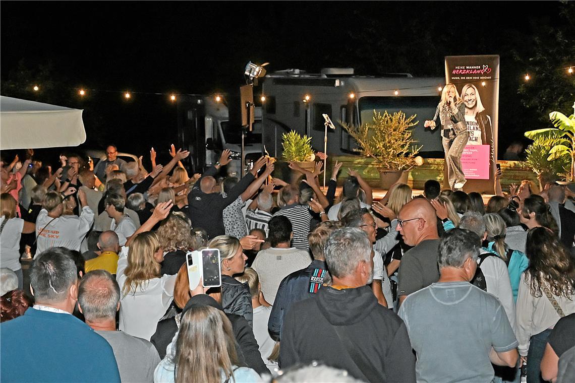 Partystimmung im Weinberg. Bei Holzwart Weine tanzen die Schlagerfans zu den Her...