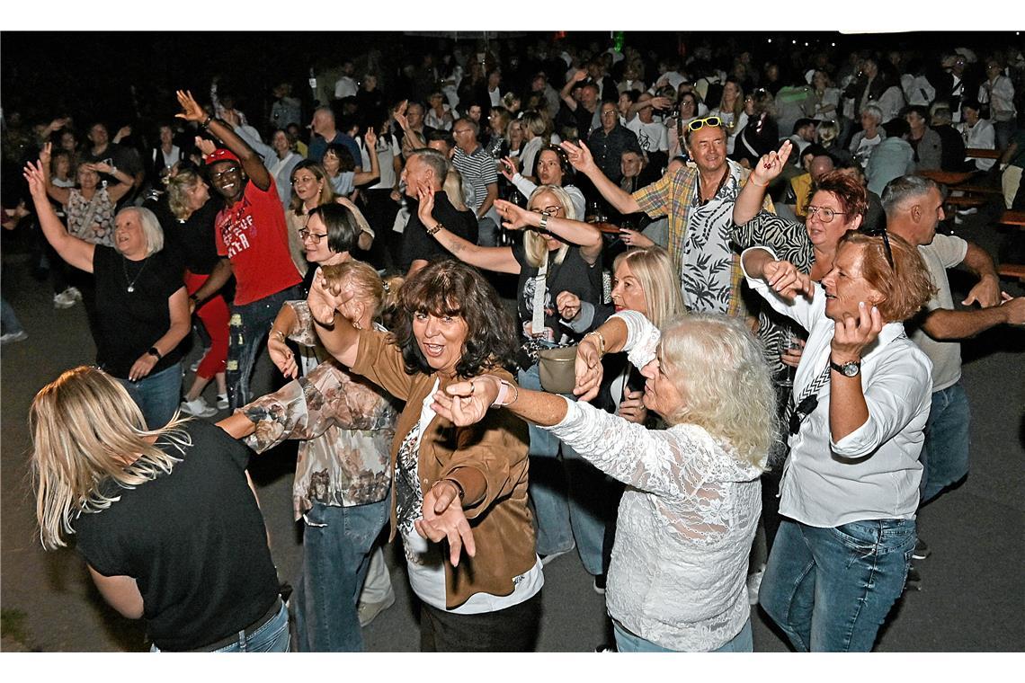 Partystimmung im Weinberg. Bei Holzwart Weine tanzen die Schlagerfans zu den Her...