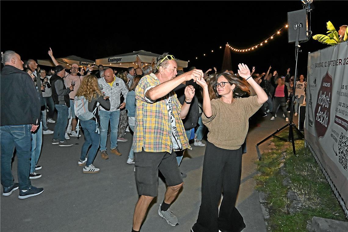 Partystimmung im Weinberg. Bei Holzwart Weine tanzen die Schlagerfans zu den Her...