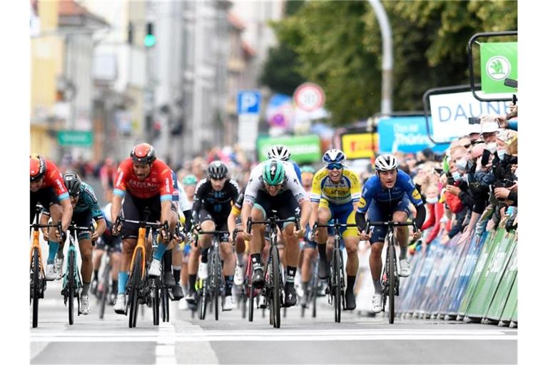 Pascal Ackermann (3.v.r.) vom Team Bora-hansgrohe gewinnt im Sprint die erste Etappe. Foto: Bernd Thissen/dpa