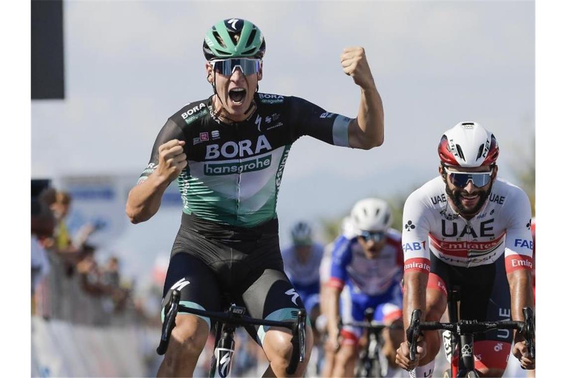 Ackermann gewinnt Auftaktetappe bei Tirreno-Adriatico Pascal Ackermann aus Deutschland überquert die Ziellilnie und feiert den Gewinn der ersten Etappe bei Tirreno-Adriatico. Foto: Marco Alpozzi/LaPresse via AP/dpa