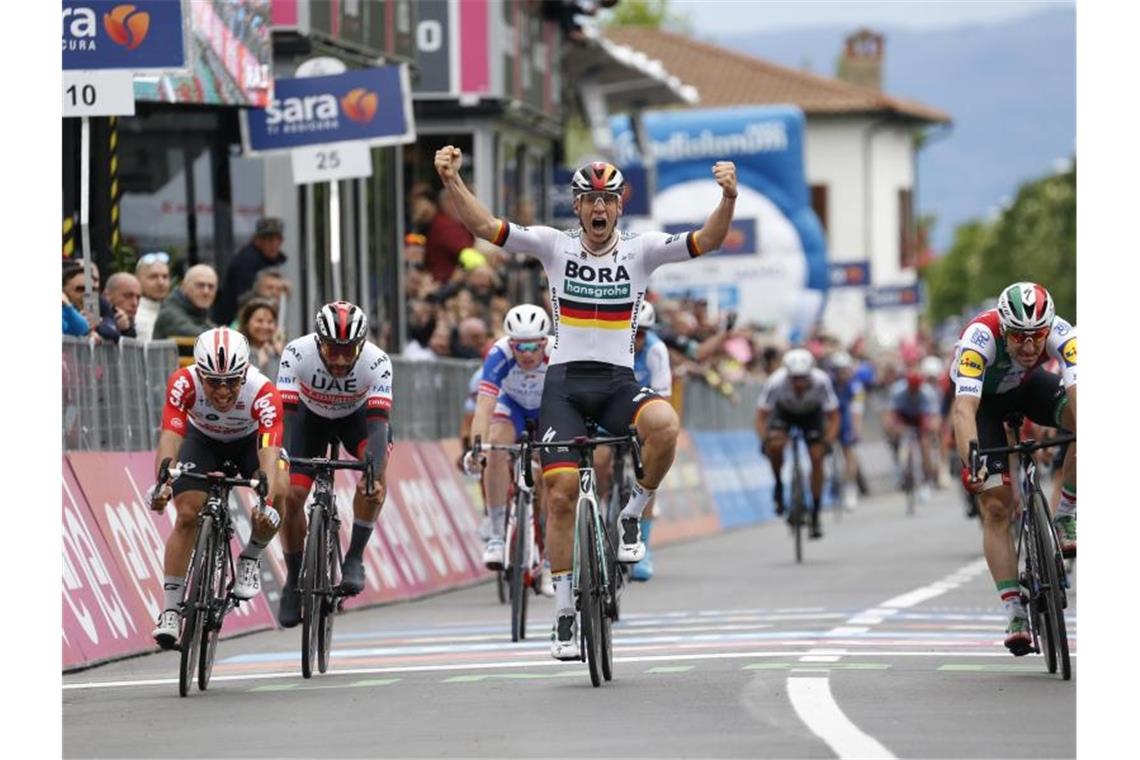 Ackermann krönt Giro-Debüt mit Etappensieg Pascal Ackermann (M) jubelt über seinen Etappensieg. Foto: Yuzuru Sunada/BELGA