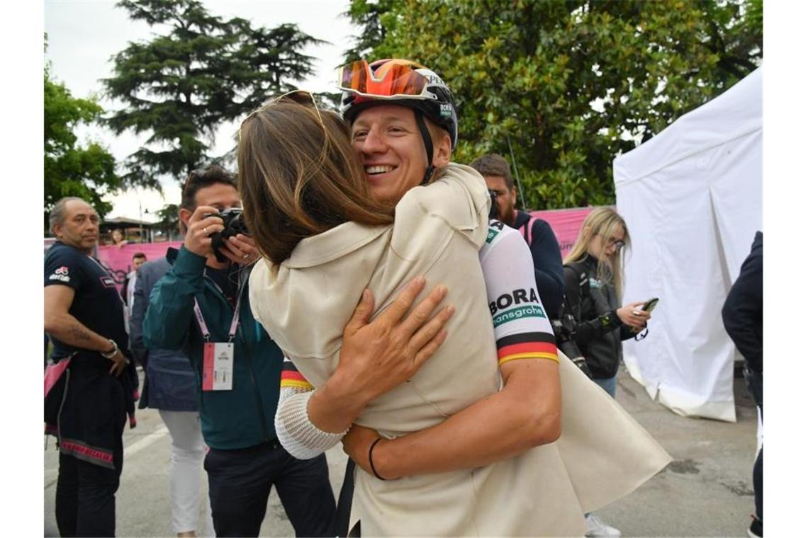 Ackermann sprintet mit Platz zwei ins Lila Trikot Pascal Ackermann (r) wird nach der Etappe beglückwünscht. Foto: Gian Mattia D'alberto/Lapresse via ZUMA Press