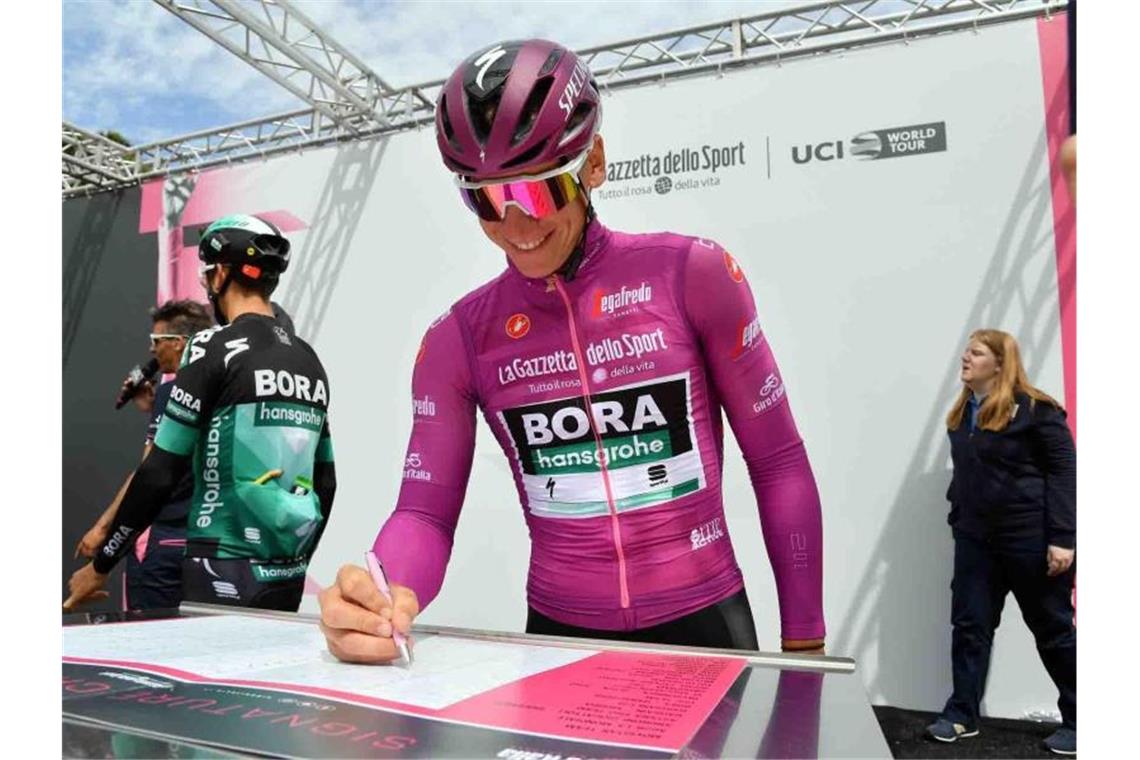 Pascal Ackermann schreibt sich vor der achten Giro-Etappe ein. Foto: Gian Mattia D'alberto Lapresse via ZUMA Press