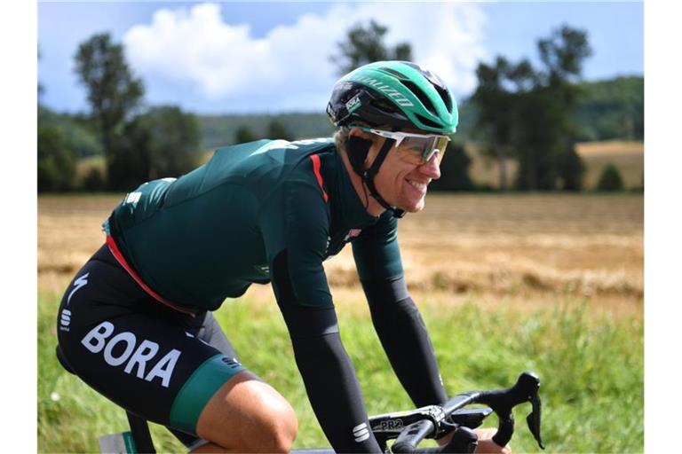 Pascal Ackermann vom Team Bora-Hansgrohe sitzt lächelnd auf dem Rad. Foto: Bernd Thissen/dpa