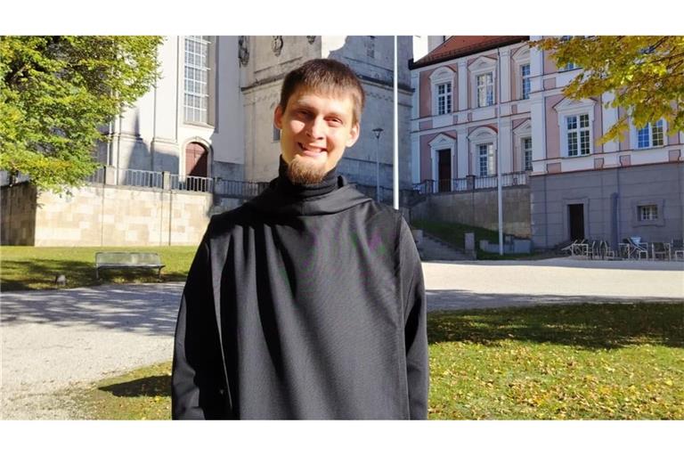 Pascal Martin ist Buchbindermeister und hätte den Betrieb seines Lehrmeisters übernehmen können. Doch er hat sich für ein Leben im und für das Benediktinerkloster Neresheim entschieden.