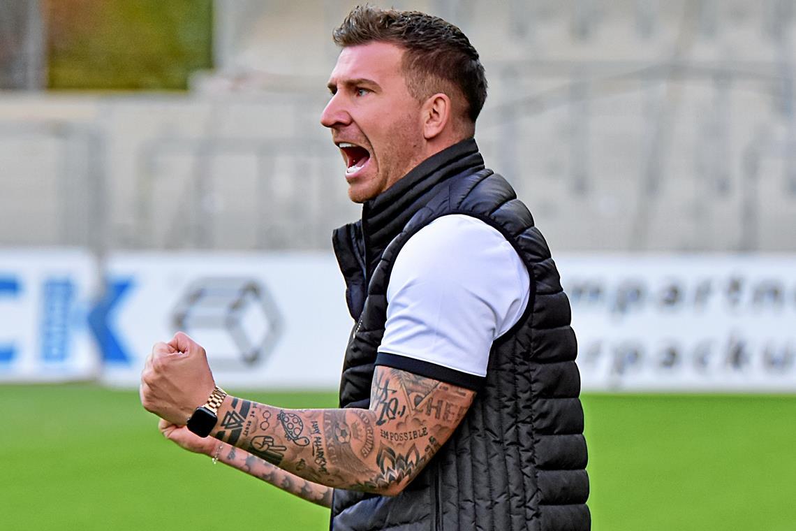 Pascal Reinhardt hat allen Grund zum Jubel. Großaspach ist seit zehn Spielen ohne Niederlage, siegte zuletzt fünfmal in Folge und überwintert auf Rang zwei. Foto: Tobias Sellmaier