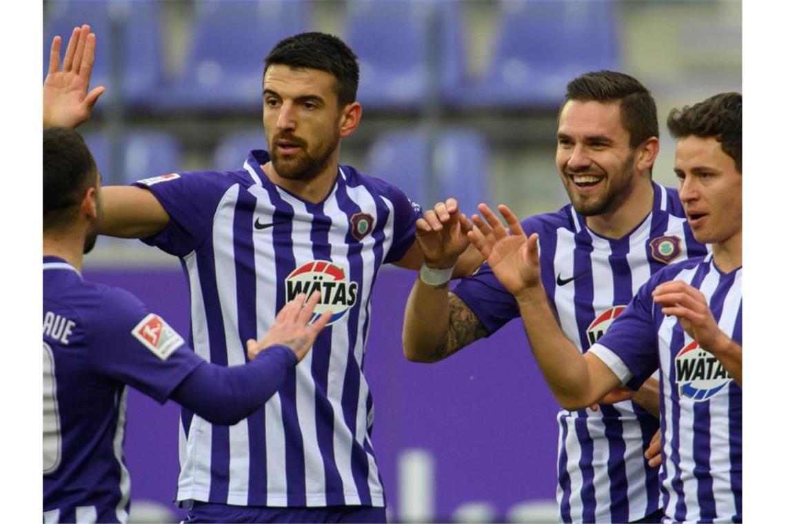 HSV patzt gegen Bochum - Fürth rückt auf zwei Pascal Testroet (3.v.l.) war der gefeierte Mann beim Auer Sieg gegen Darmstadt. Foto: Robert Michael/dpa-Zentralbild/dpa