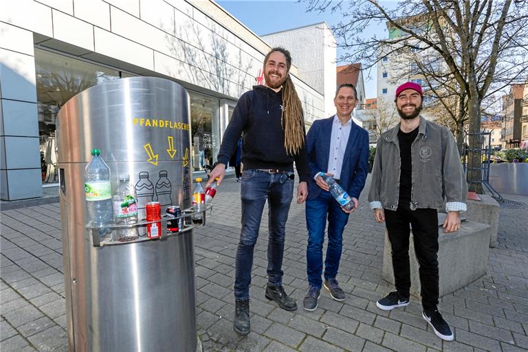 Pascal Weber vom Stadtjugendring, Tiefbauamtsleiter Lars Kaltenleitner und Jugendvertreter Silvan Vollmer (von links) haben sich für den Pfandring eingesetzt. Foto: A. Becher
