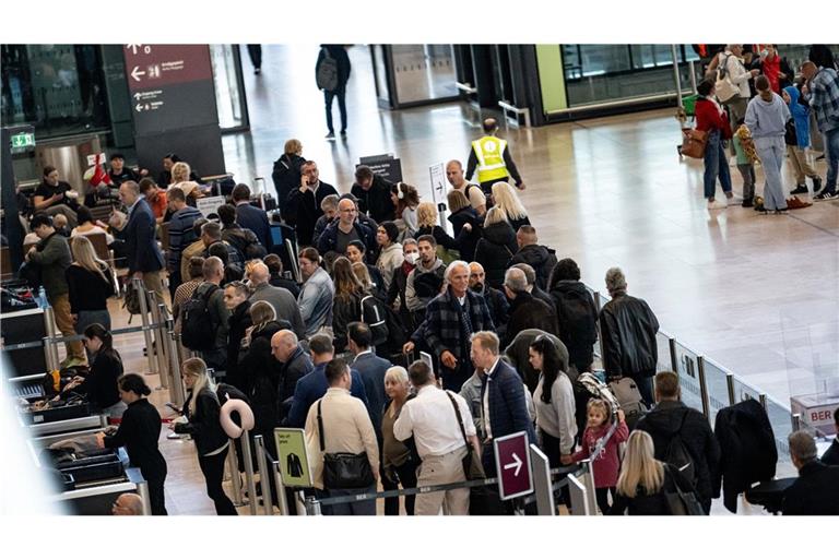 Passagiere am BER in Berlin müssen nun mit längeren Wartezeiten beim Check-in und Boarding und mit Verspätungen rechnen. (Archivbild)
