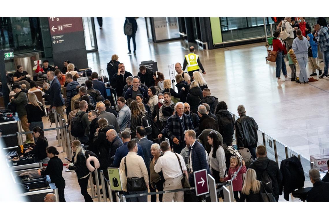 Cyberangriff auf Flughäfen in Europa - auch Berlin betroffen Passagiere am BER in Berlin müssen nun mit längeren Wartezeiten beim Check-in und Boarding und mit Verspätungen rechnen. (Archivbild)
