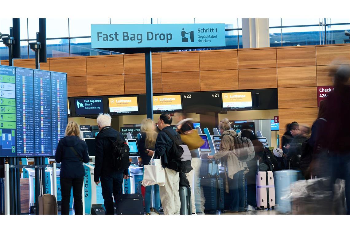 Passagiere am Flughafen BER müssen weiter mit Verzögerungen rechnen.