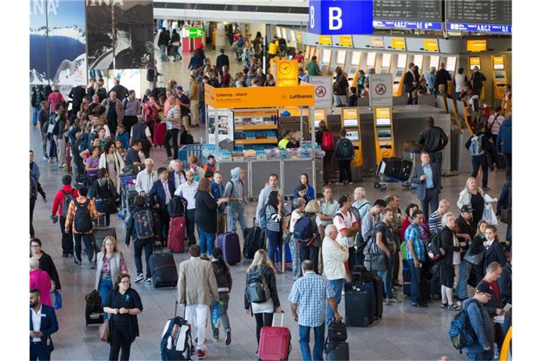 Passagiere am Flughafen Frankfurt müssen pünktlich zu den Weihnachtsferien mit Warteschlangen rechen. Foto: Frank Rumpenhorst/dpa