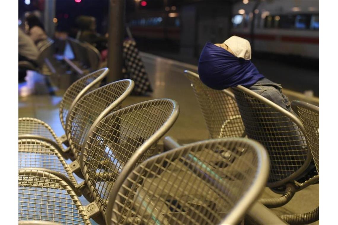 Passagiere am Kölner Hauptbahnhof müssen sich bereits in der Nacht in Geduld üben. Foto: Roberto Pfeil/dpa